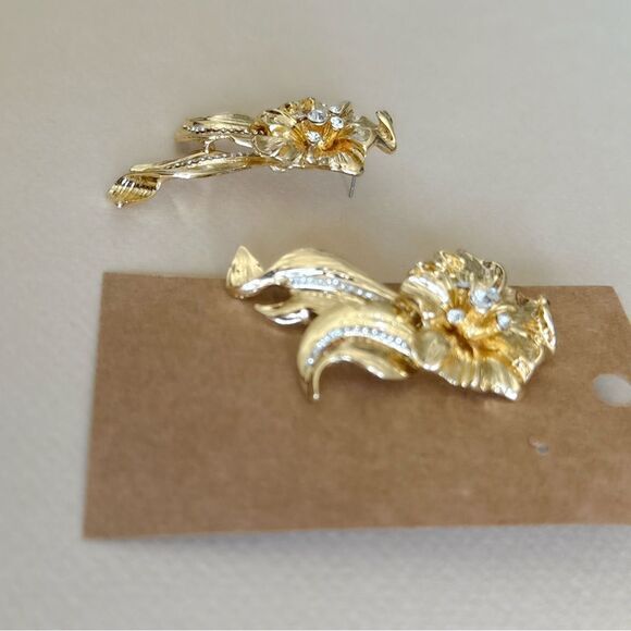 Elegant Gold Floral Earrings #1647 - Picture 4 of 4